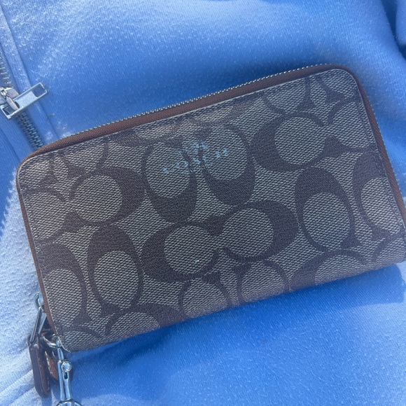 Coach Signature Wallet - Picture 3 of 5